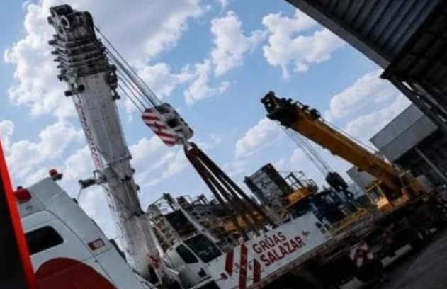 Grúa industrial Especializados Salazar con maquinaria de izaje