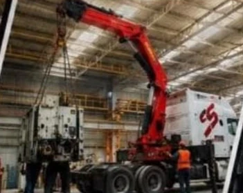 Maniobra de maquinaria con equipo industrial rojo