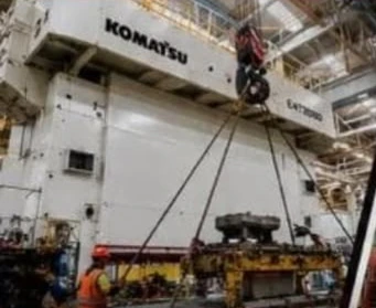 Montaje de maquinaria industrial en una nave